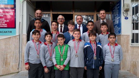 Şampiyon Hentbol Takımının  İlçe Milli Eğitim Müdürü Sayın Mustafa KAYA´yı Ziyareti