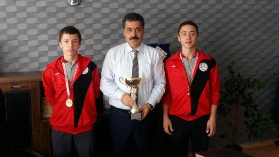 Şampiyon Hentbolcuların İlçe Milli Eğitim Müdürümüz Sayın Ahmet Vehbi KOÇ´u Ziyaretleri
