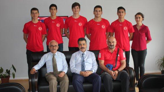 Yıldız Milli Hentbolcuların İlçe Milli Eğitim Müdürümüz Sayın Ahmet Vehbi KOÇ´U ziyaretleri