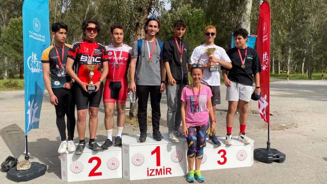 İzmir Okul Sporları Bisiklet Turnuvası Genç Erkekler kategorisinde İlçemize Birincilik Kupasını Getiren , Asil Nadir Anadolu Lisesi Bisiklet Takımını ve Öğretmenlerini Tebrik Ederiz.