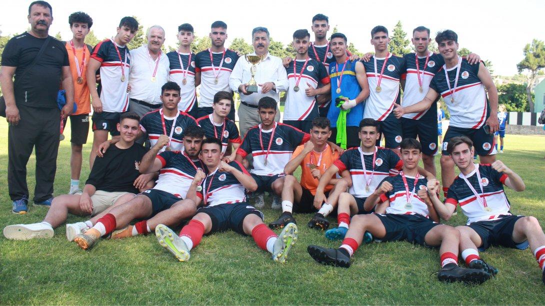 ŞAMPİYON SEFERİHİSAR (Yarımada Spor Oyunları Genç Erkekler Futbol Turnuvası Şampiyonluk Kupası Öğrencilerimizin Oldu)
