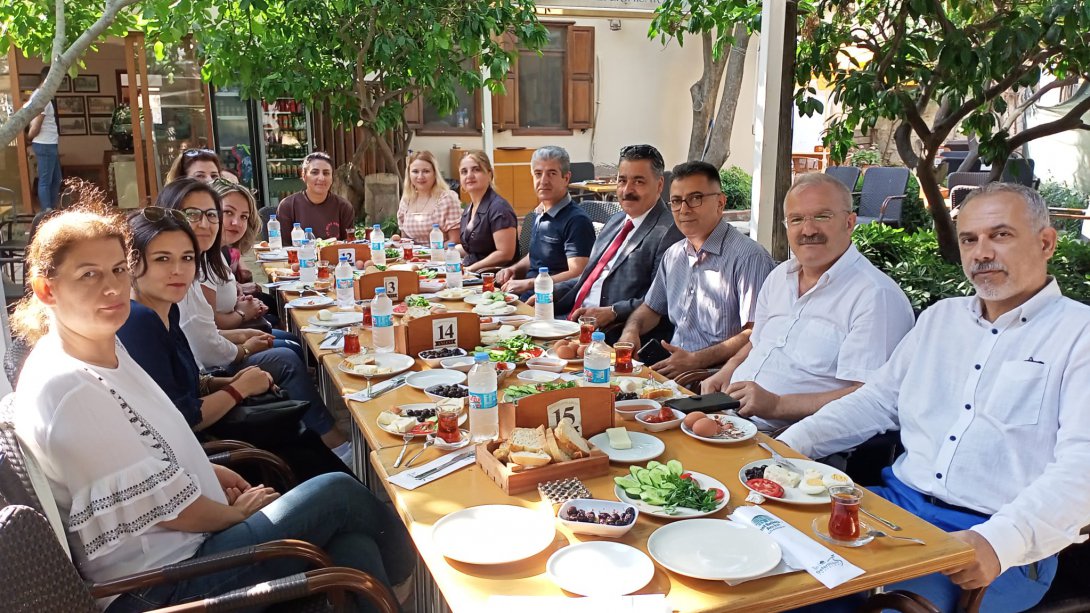Seferihisar Atatürk Halk Eğitim Merkezi Özel Eğitim Kurslarında Görev Yapan Öğretmenleri İçin Kahvaltı Etkinliği Düzenledi