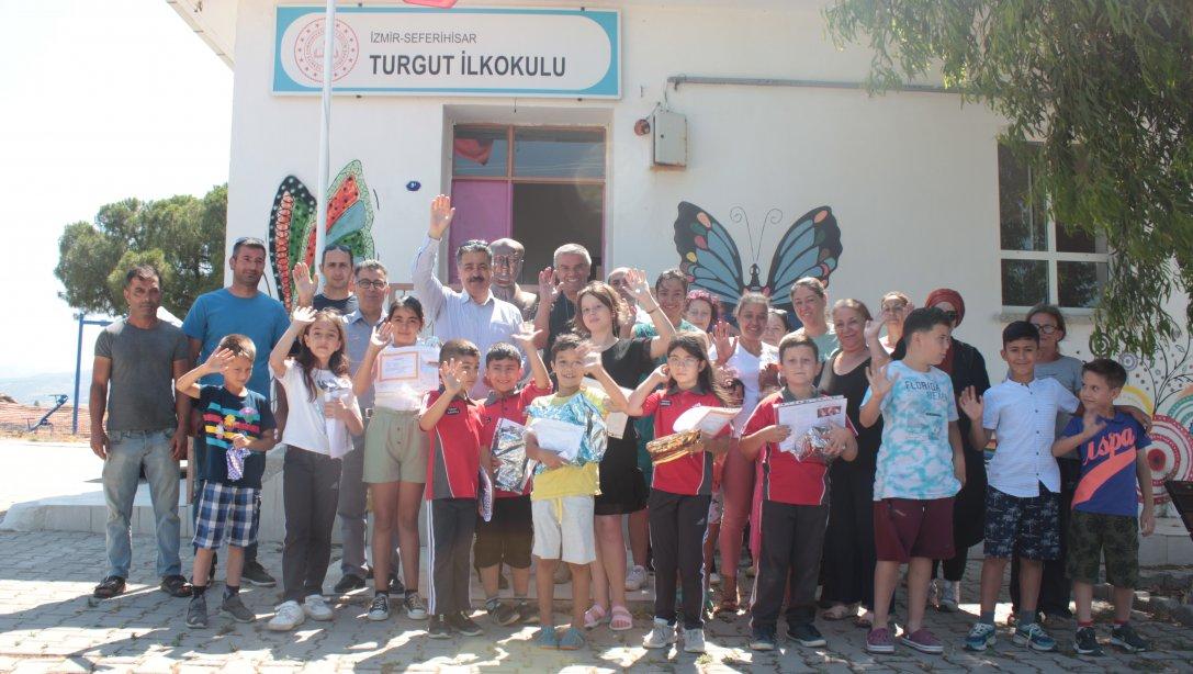 Turgut İlkokulu Öğrencilerine Karneleri İlçe Milli Eğitim Müdürümüz Sayın Ahmet Vehbi KOÇ ve Şube Müdürümüz Vahap DOĞAN Tarafından Verildi