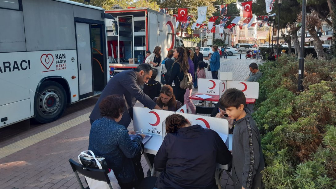 İlçemiz Şehit Öğretmen Mehmet İzdal İlkokulu, Kızılay Etkinlikleri Kapsamında Kan Bağışı Kampanyası Düzenledi