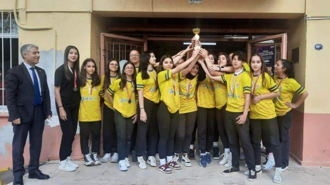 İzmir Liseler Arası Çim Hokeyi Şampiyonu Asil Nadir Anadolu Lisesi
